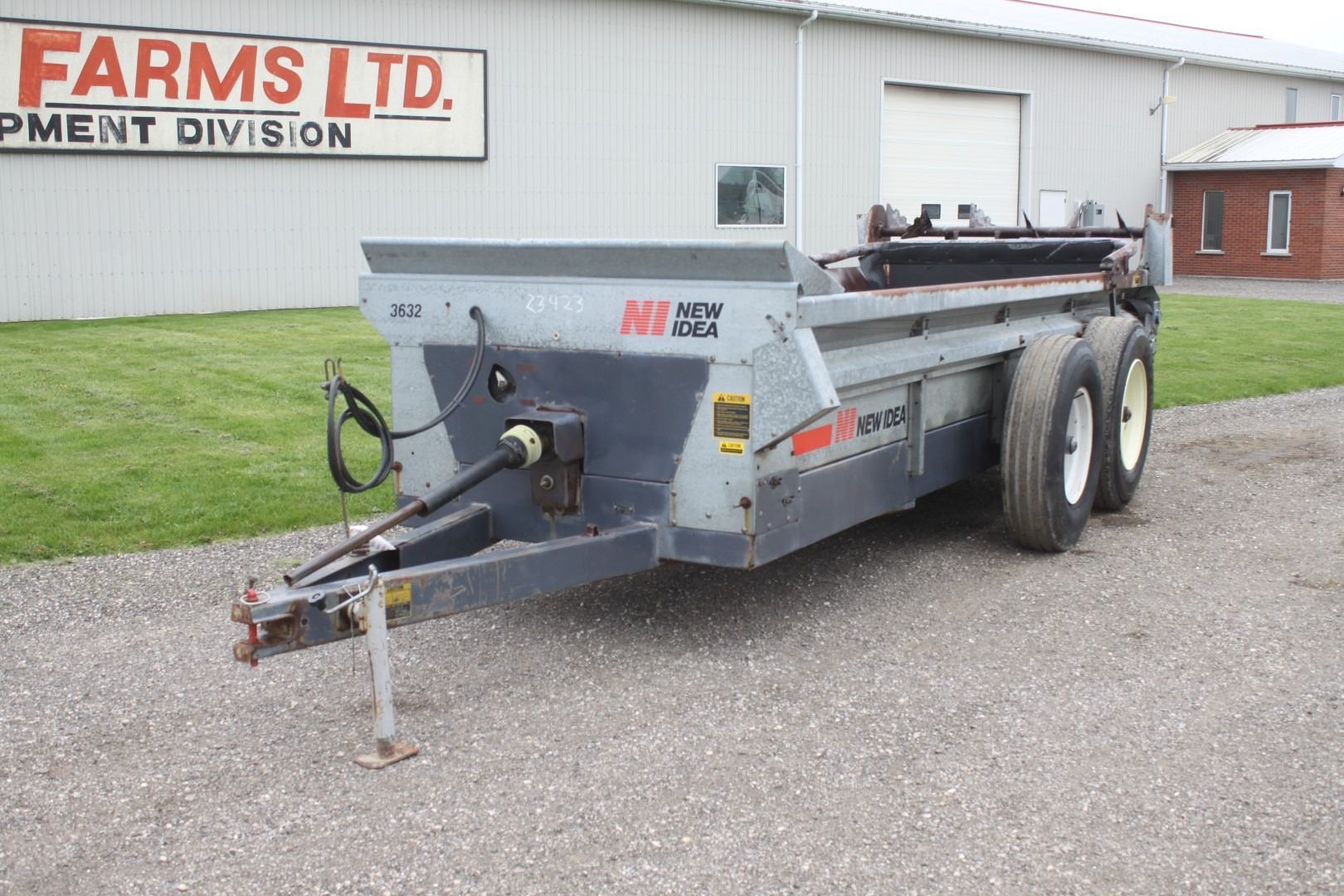 New Idea 3632 tandem axle manure spreader, hydraulic end gate, poly