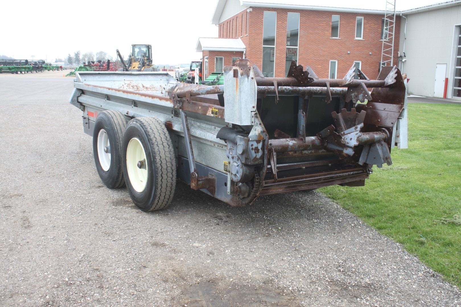 New Idea 3632 tandem axle manure spreader, hydraulic end gate, poly