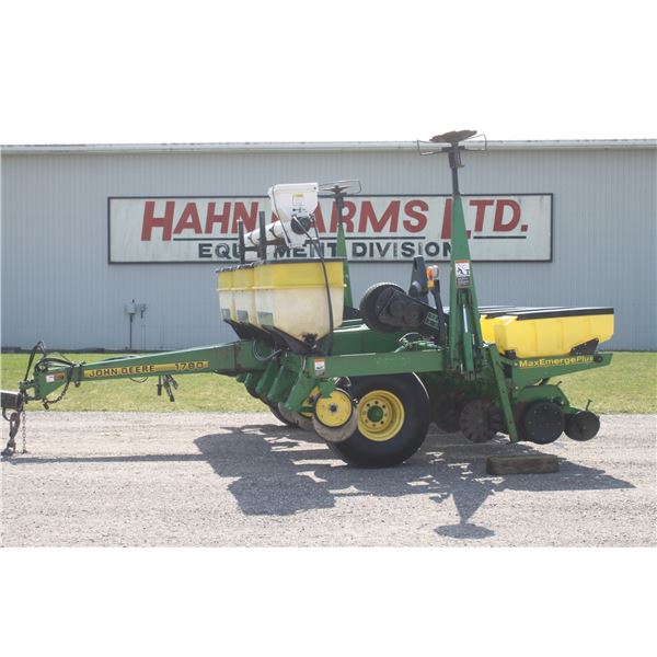 JD 1780 6 row no till planter, dry fertilizer, single disc fertilizer openers, Market cross auger, 3