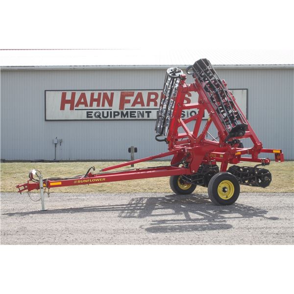 Sunflower 7232 23' hydraulic folding crumbler, one owner, low acres, As New