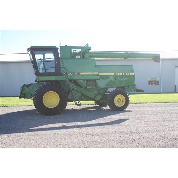 JD 7720 Titan II 4wd combine, chopper, 30.5x32 tires, 2 speed cylinder, 3475 hours, local trade