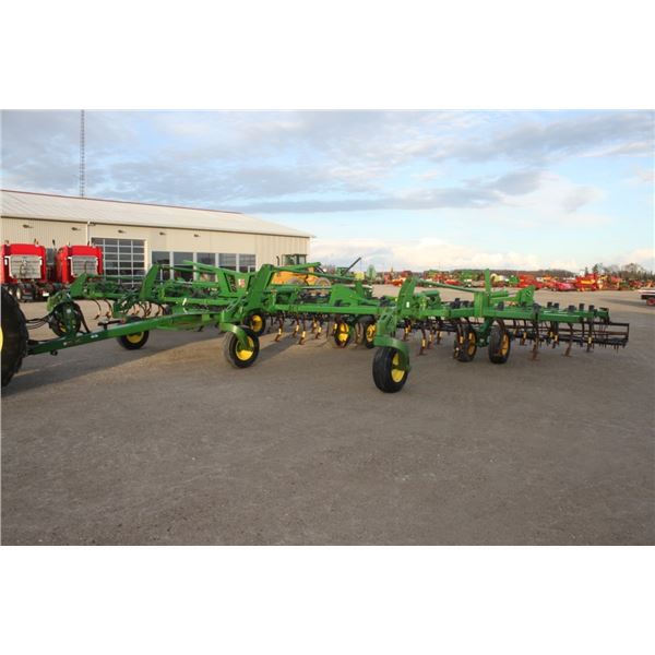 JD 2210 41' cultivator, castor gauge wheels, 3 bar spike rolling basket combo harrow, rear hitch and