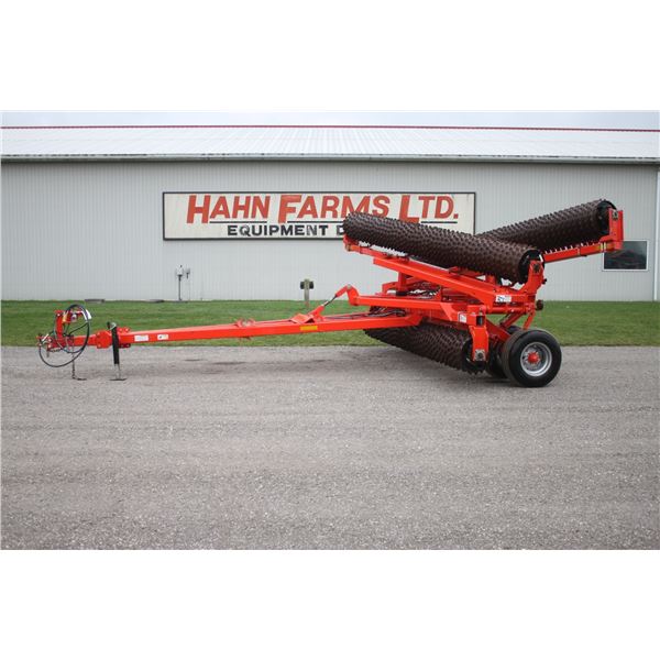 Kuhn 46' hydraulic folding packer, ductile wheels, scrapers, very nice