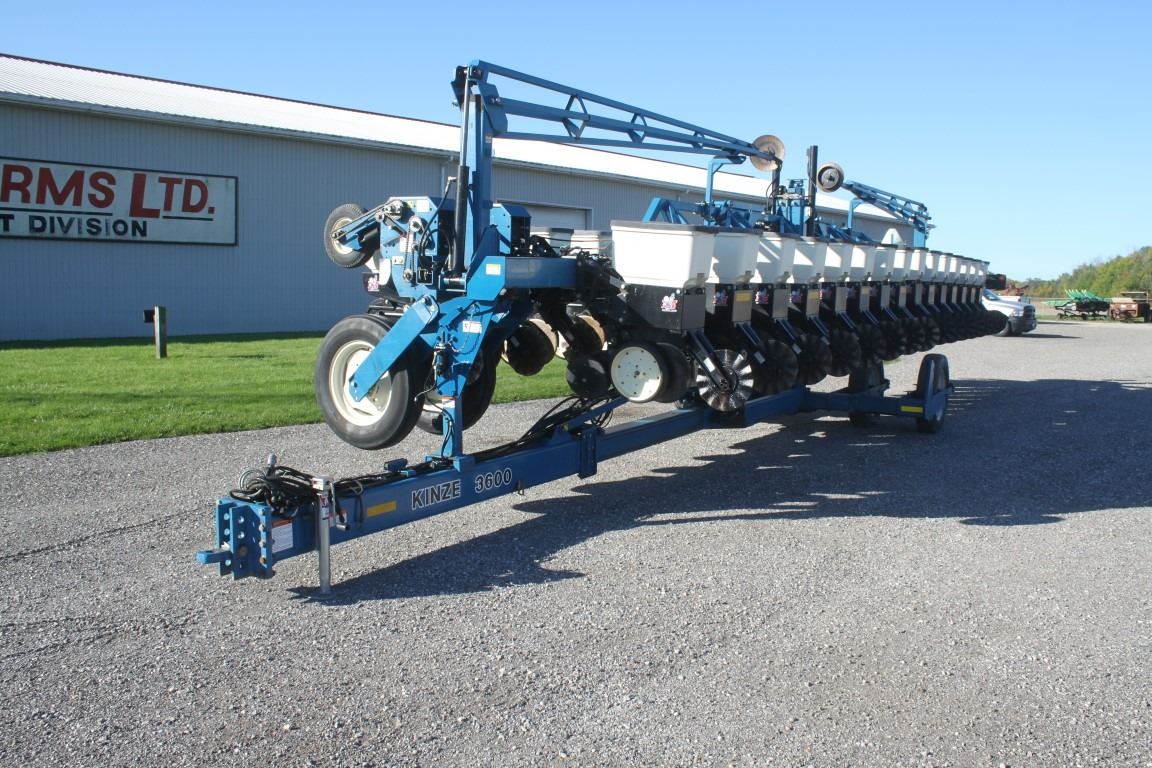 Kinze 3600 16/31 interplant, notill planter, KPM II monitor, finger