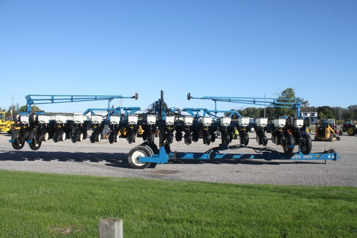 Kinze 3600 16/31 interplant, notill planter, KPM II monitor, finger