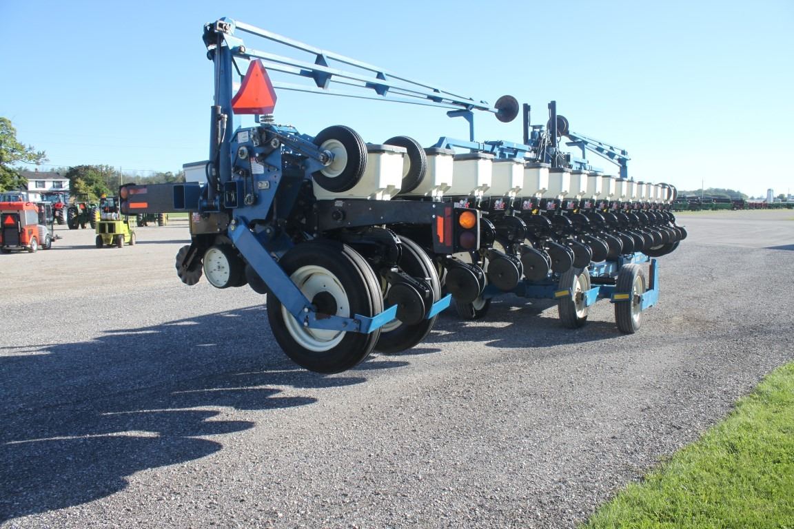 Kinze 3600 16/31 interplant, notill planter, KPM II monitor, finger