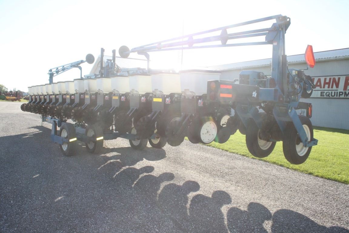 Kinze 3600 16/31 interplant, notill planter, KPM II monitor, finger