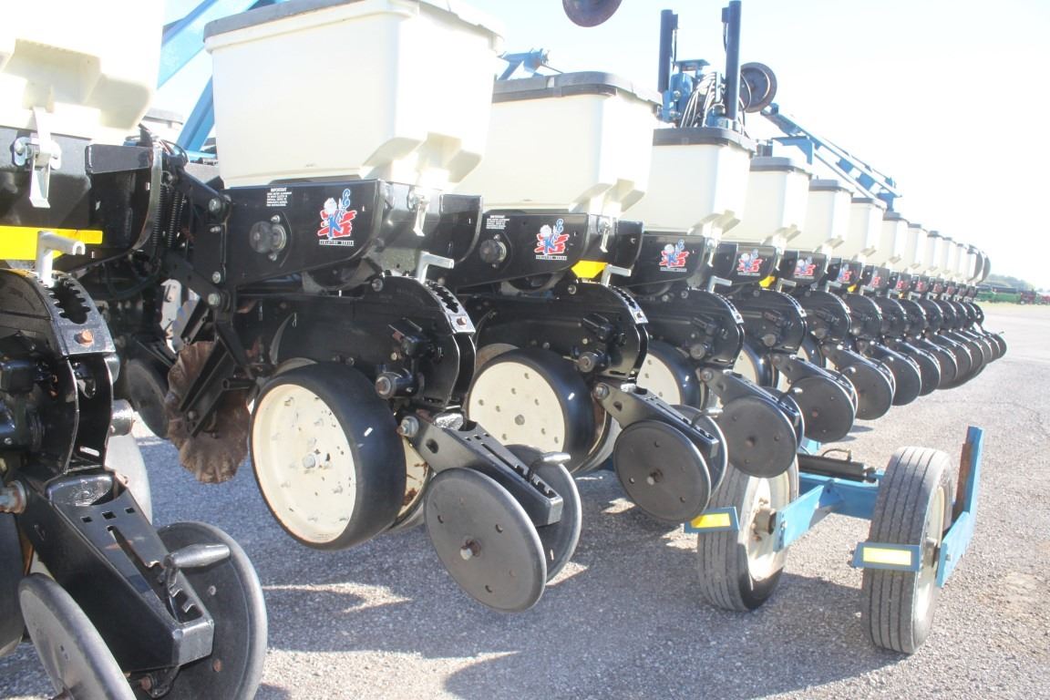Kinze 3600 16/31 interplant, notill planter, KPM II monitor, finger