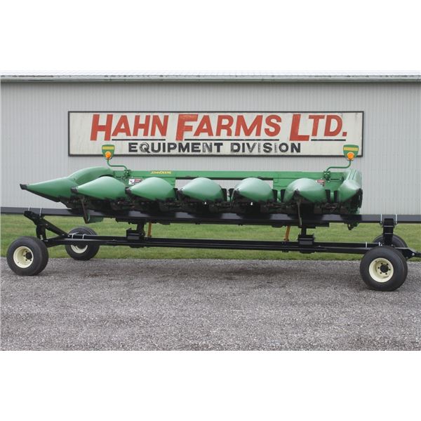 JD 606C 6 row corn head, opposing knife rolls, hyd deck, single point hook up, low acres