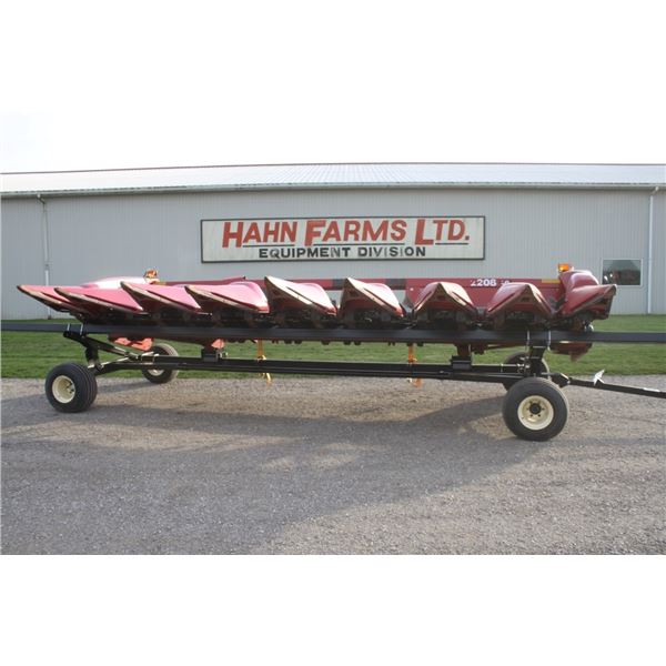 CIH 2208 8 row corn head, flagship single point hookup, knife rolls, hydraulic deck plates, local tr