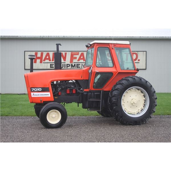 Allis Chalmers 7010 2wd tractor, cab, air, 2 remotes, 18.4x38, power director, 3816 hours