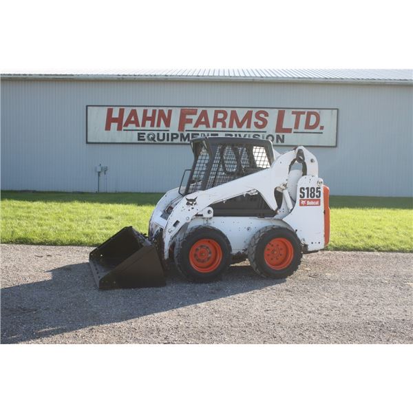 Bobcat S185 skidsteer, rops, 10x16.5, pilot controls, 72" bucket, 2010 Model