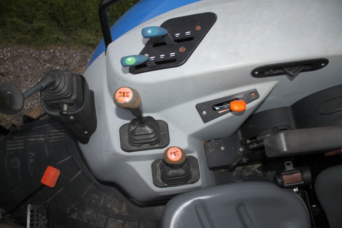 New Holland WorkMaster 75 4wd tractor, left hand reverser, 2 remotes