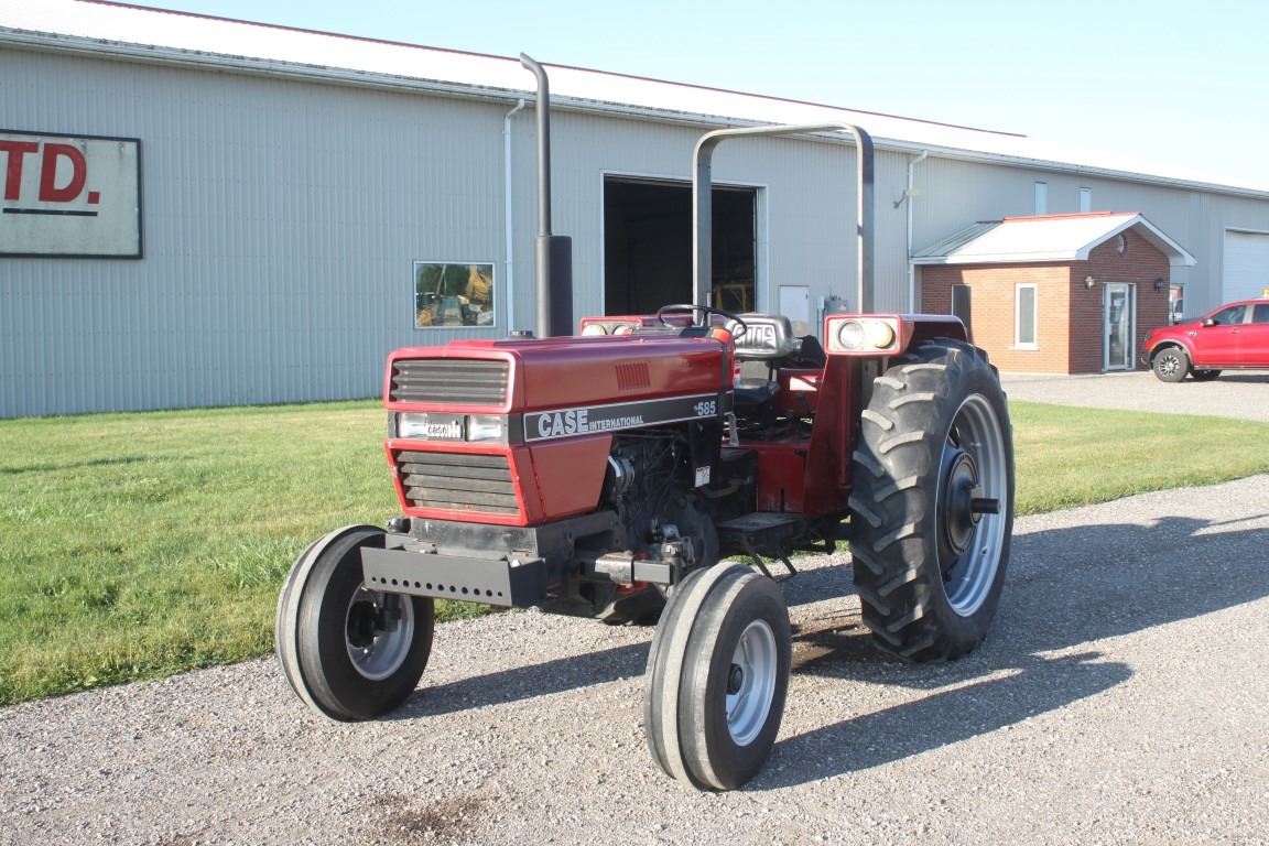 CIH 585 2wd tractor, rops, 13.6x38 bar axle, 2 remotes, 8 speed, 3082