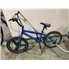 Image 2 : HUFFY BLUE SINGLE SPEED BMX BIKE WITH GREEN THULE 2 WHEEL BIKE TRAILER