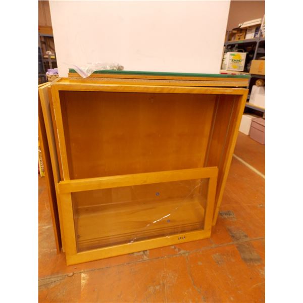 display cabinet with sliding glass doors (1 broken glass) + 6 wood shelfs, 4 glass shleves, mounting