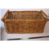 Image 3 : Wicker basket with throw blankets