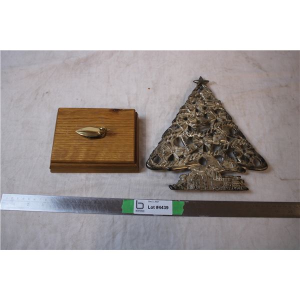 Duck case with playing cards,christmas tree wall decor