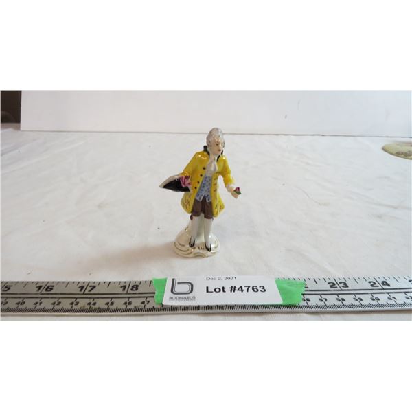 guy figure stamped R on base - 3.75" tall