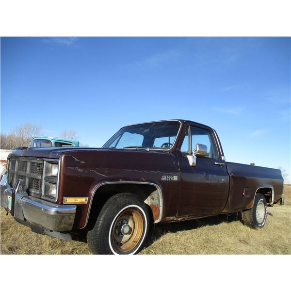 REMOTE PICKUP IN TUGASKE, SK - Chevrolet 1973 Sierra Classic 6.2 Litre Diesel Motor 1/2 Ton Truck