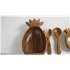 Image 2 : wooden bowls pineapple design