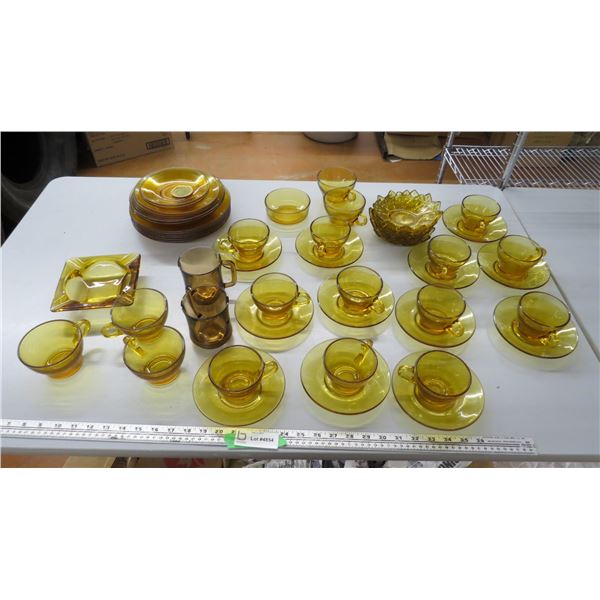 vintage amber glass dinnerware set (1 plate is chipped)