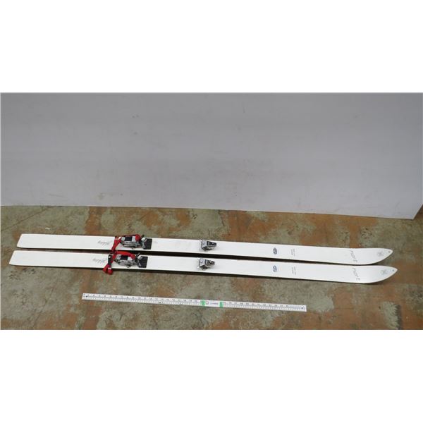 hart holiday pair of skiis