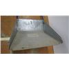 Image 2 : metal snow scoop