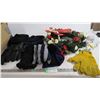 Image 1 : christmas wreath, gloves, toques
