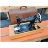 Image 1 : Singer sewing machine with case