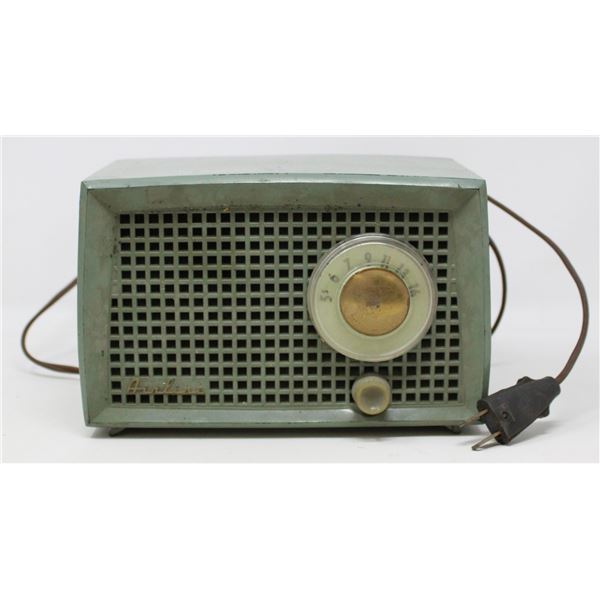 1950S AIRLINE BRAND TABLE TOP RADIO GREEN