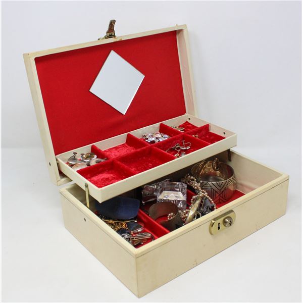 LOT OF ASSORTED VINTAGE JEWELLERY MADAME RAC