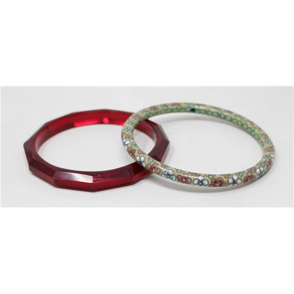 PAIR OF VINTAGE BANGLES
