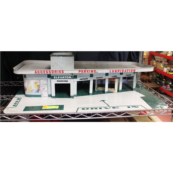 1950S TIN SERVICE STATION PLAY SET
