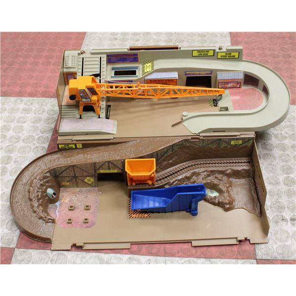 1980S HOT WHEELS FOLDING CONSTRUCTION SET
