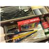 Image 5 : Shelf Lot of Artist Supplies