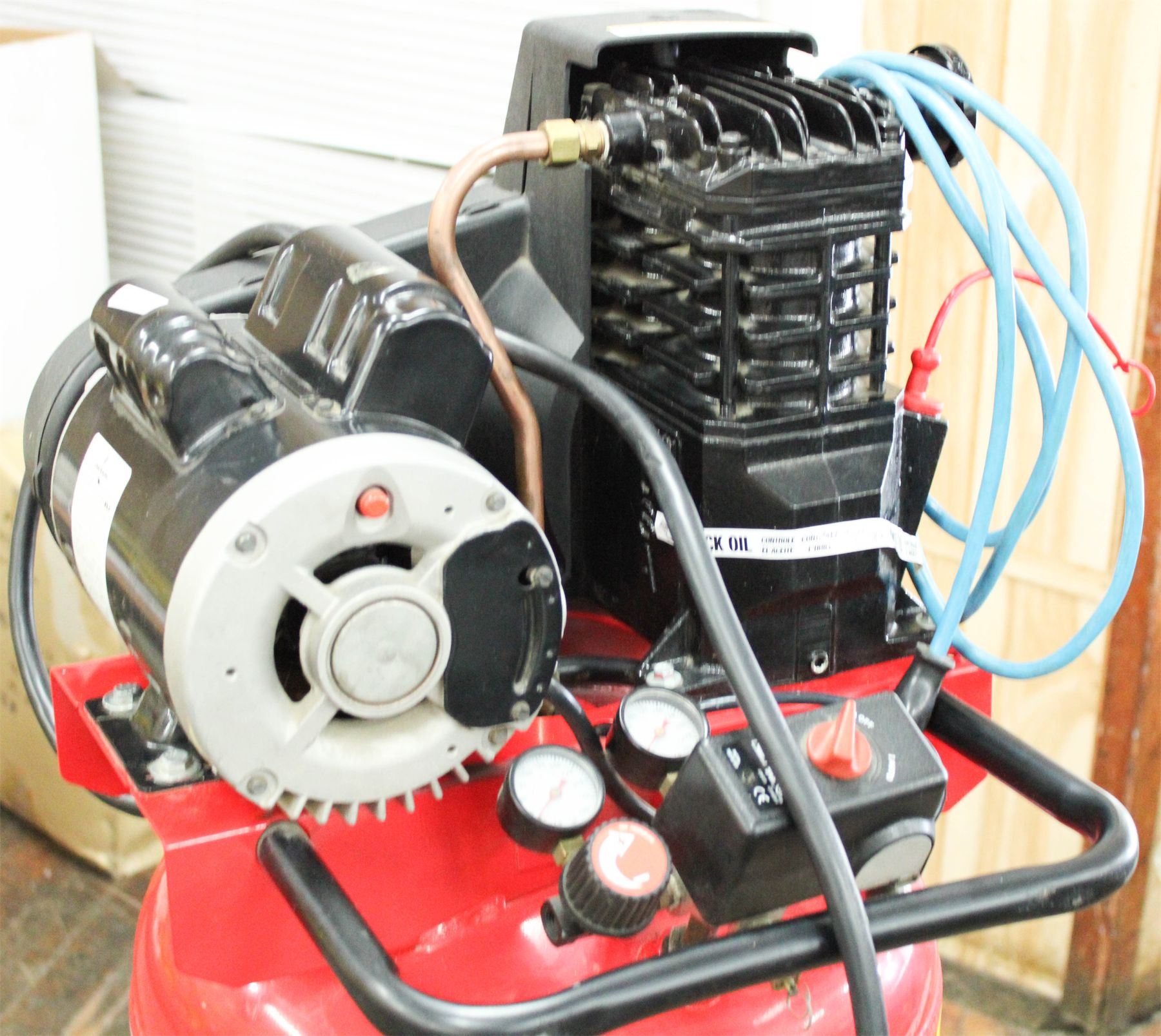 HUSKY PRO 30 GALLON VERTICAL AIR COMPRESSOR