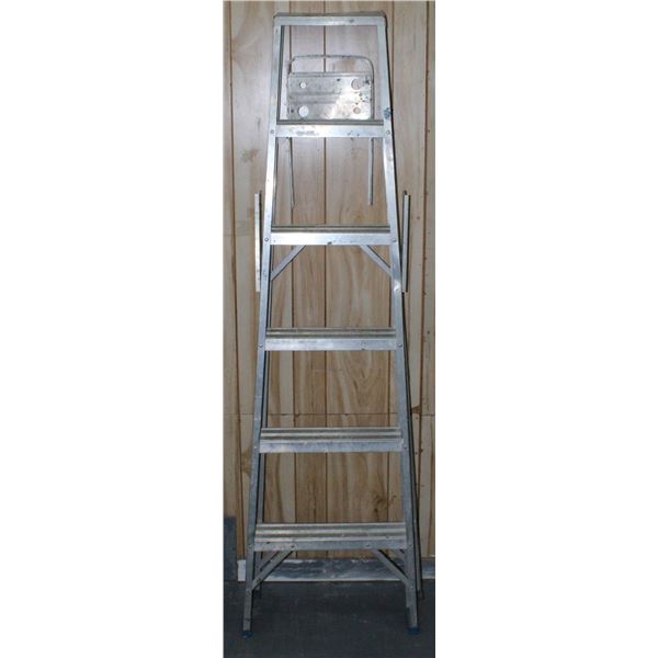 APPROX. 6' STEP LADDER