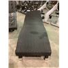 Image 2 : CHAISE WICKER LOUNGE CHAIR APPROX. 6.5