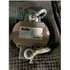 Image 2 : CHATILLON 2000 X20LB HANGIN PORTABLE SCALE WITH CASE