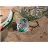 Image 2 : SHELF LOT OF SHOES, GLASS DECOR, AND MORE