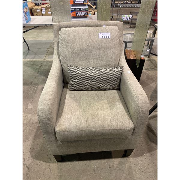 LOUNGE CHAIR WITH THROW PILLOW