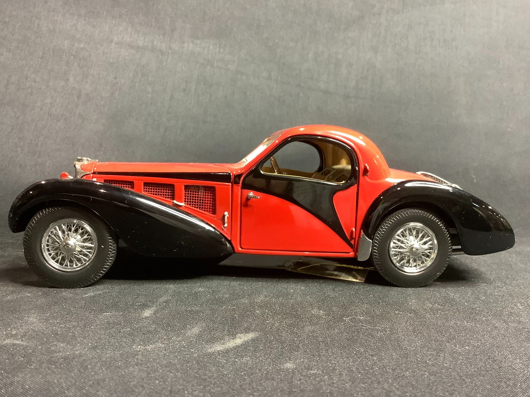 FRANKLIN MINT 1/24, 1936 BUGATTI TYPE 57SC ATALANTE FRANKLIN MINT 1/24, 1936 BUGATTI TYPE 57SC ATALANTE