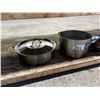 Image 2 : SHELF LOT OF ALUMINUM POTS, LIDS, DISHES, AND MORE