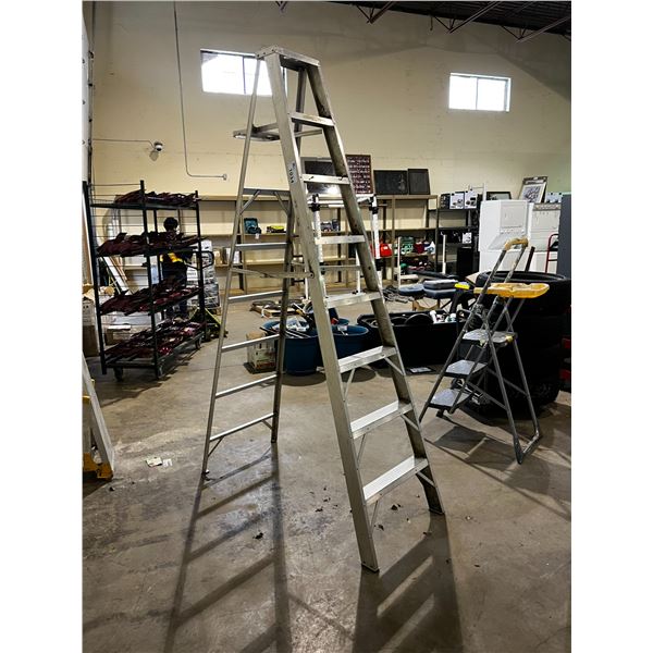 APPROX. 8' ALUMINUM STEP LADDER