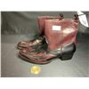 Image 1 : SIZE 11 ANKLE HEIGHT COWBOY BOOTS & GOLD COLOURED COIN