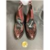 Image 2 : SIZE 11 ANKLE HEIGHT COWBOY BOOTS & GOLD COLOURED COIN