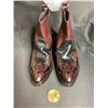 Image 2 : SIZE 11 ANKLE HEIGHT COWBOY BOOTS & GOLD COLOURED COIN