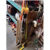 Image 1 : BUNDLE OF BROOMS,BRUSHES AND HANDLES