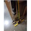 Image 2 : BUNDLE OF BROOMS,BRUSHES AND HANDLES